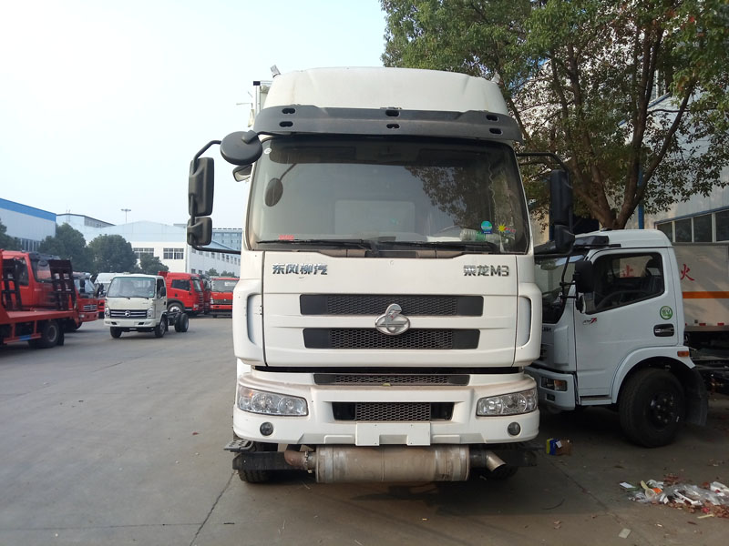 柳汽9.6米(13.8噸)液體廂式車